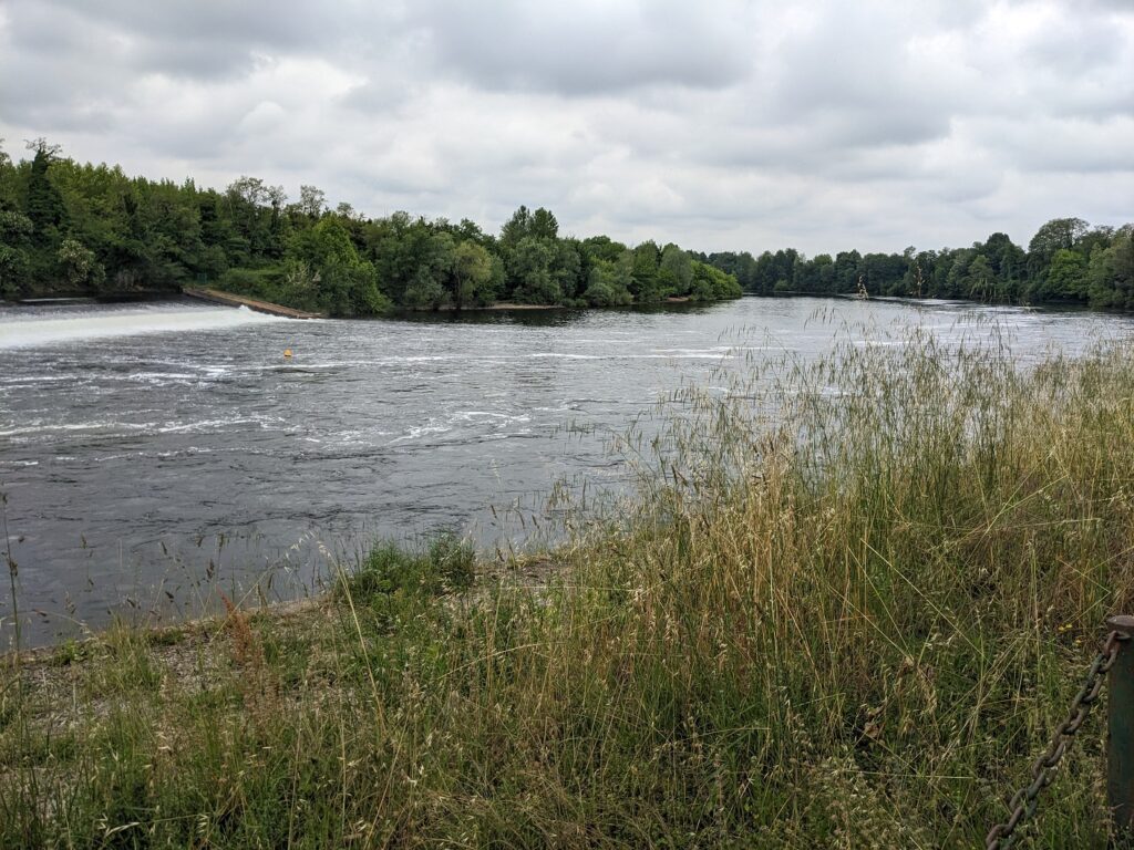 Cycling next to the Dordogne